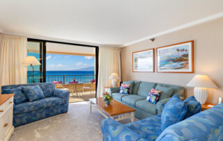 Living Area looking towards lanai